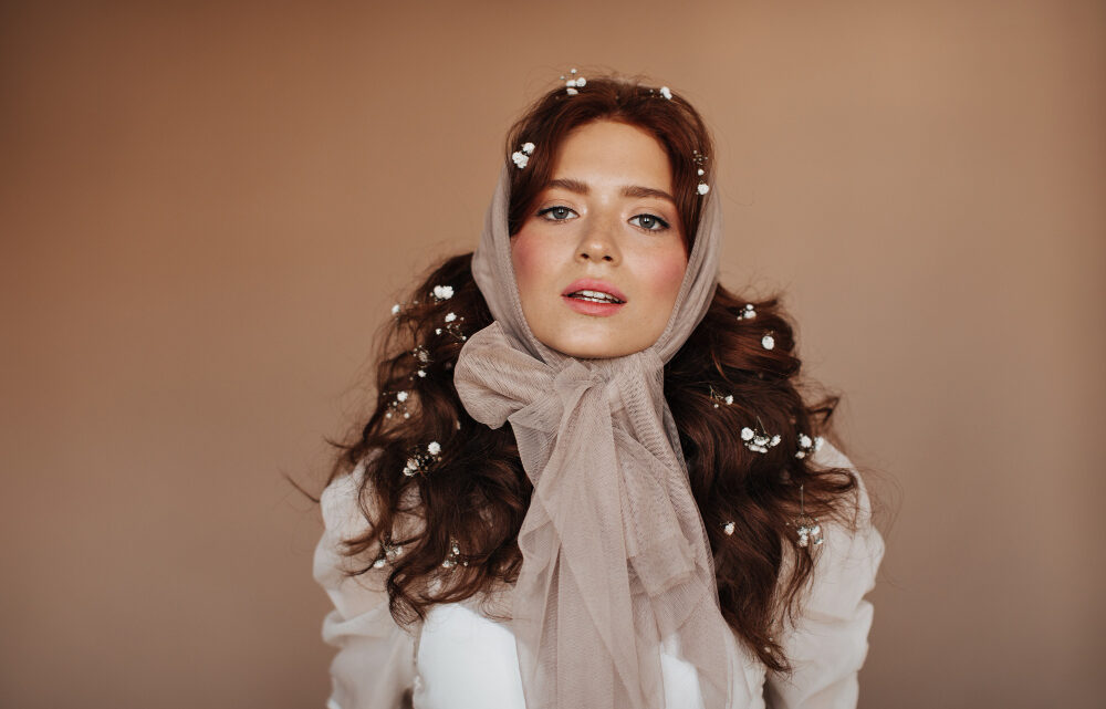Foulards de créateur : l’accessoire textile qui bouscule la mode